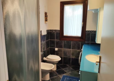 affitti-sardegna-villetta-6-posti-letto-blu-s-immobiliare-italia-bagno