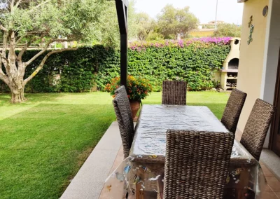 affitti-sardegna-villetta-6-posti-letto-blu-s-immobiliare-italia-tavolo-veranda
