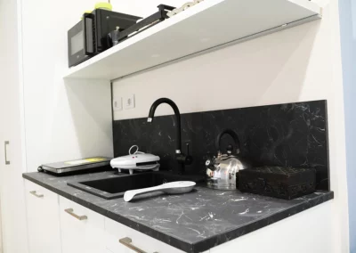 badia-rosa-centro-storico-blu-s-immobiliare-affitti-brevi-modena-italia-cucina