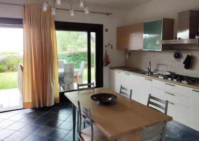 cucina-affitti-sardegna-villetta-6-posti-letto-blu-s-immobiliare-italia